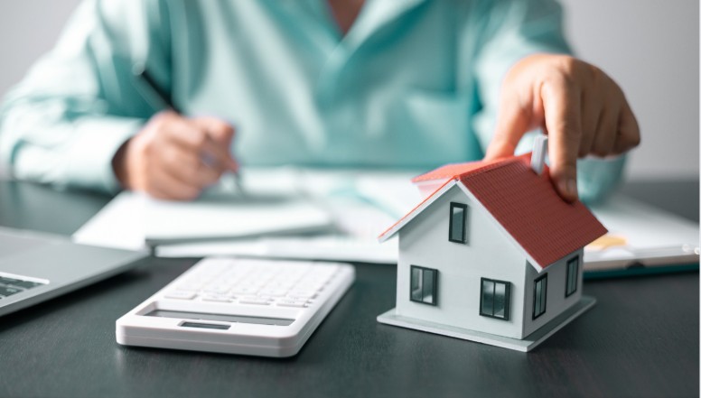 Daily Money Management professional helping clients meet long term goals